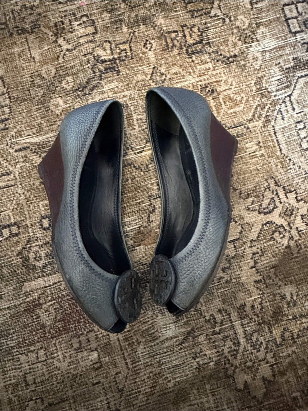 Tory Burch Gray Black Peep-Toe Logo Wedge Pumps Size 8 - Picture 3 of 6